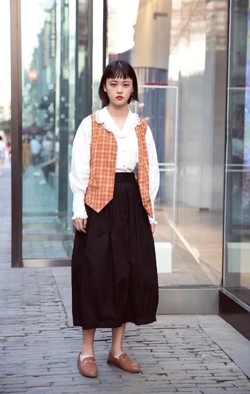 抹胸|长发披肩的小姐姐,身穿深蓝色的抹胸连衣裙,看上去十分的苗条