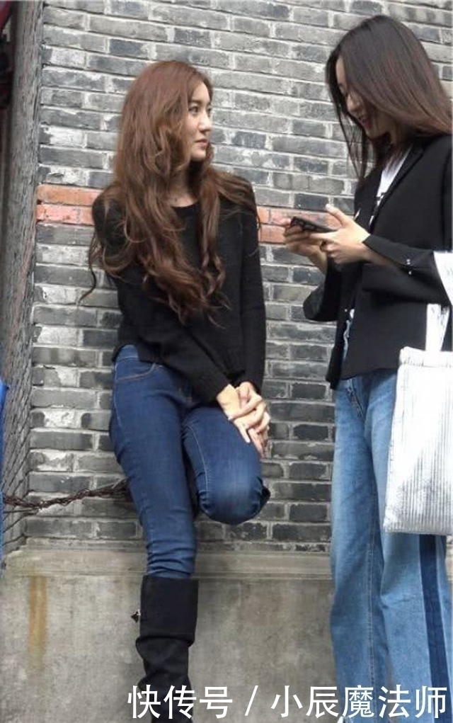 连衣|路人街拍,美女穿了一袭无袖连衣短裙,格外诱人