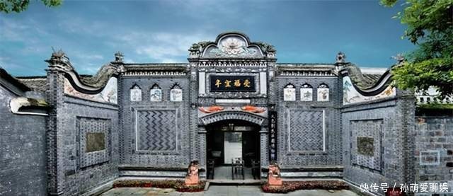 他是刘文彩的守墓人,刘文彩被人从棺材中扒出后,他睡进了棺材