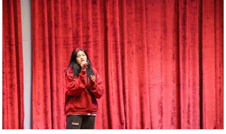 歌聲唱響深秋的夜空