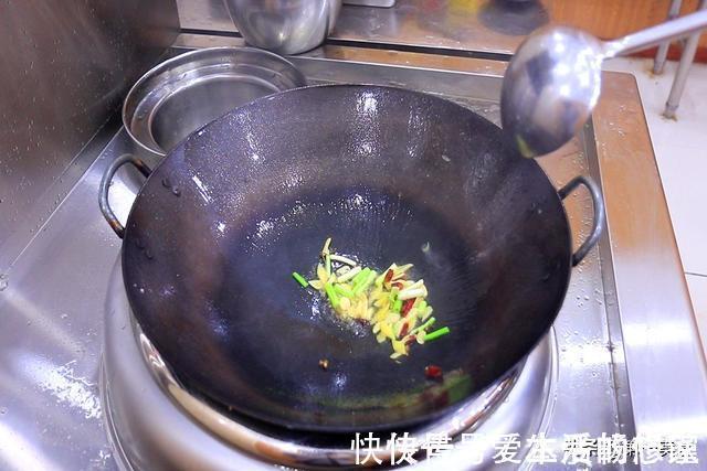 炒茄子时,先放油就错了!饭店大厨教你1招,茄子不吸油不发黑