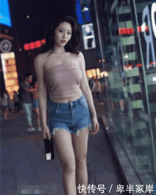 搭配|街拍图4小姐姐穿紧身超短裤,香槟色抹胸性感,天生美人胚子