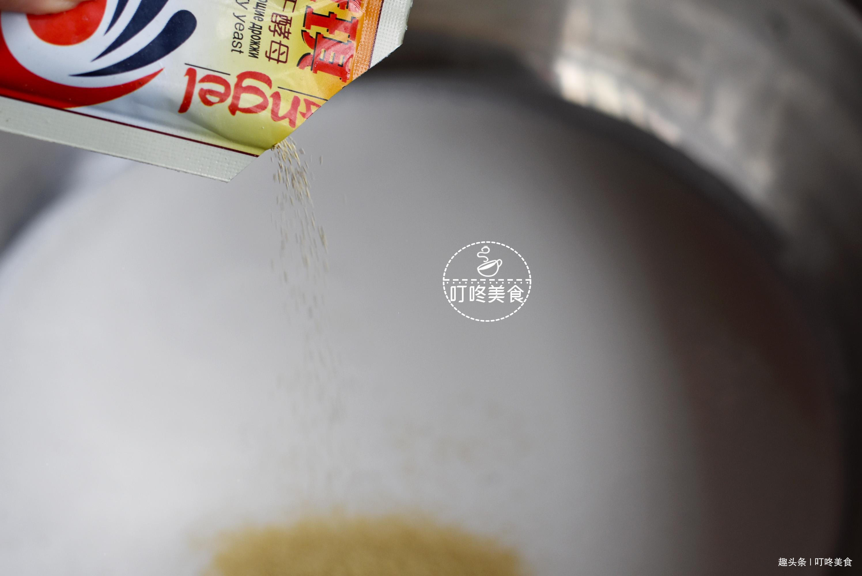 不用面粉也能做的发糕,只需一搅一蒸,又香又软,比蛋糕还美味