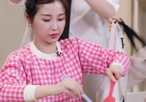 习生|青你2虞书欣手拿生鱼放入煎锅,谁注意到周梓倩的反应太真实了