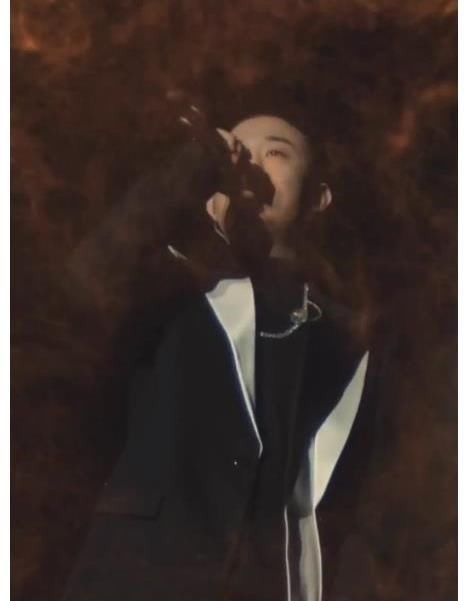 男明星做飯被發(fā)現(xiàn)鍋里空蕩蕩,表現(xiàn)很敷衍連假裝炒菜也懶得假裝