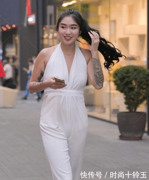 减龄 一身白色的穿搭,清新减龄,尽显洁白无瑕的气息