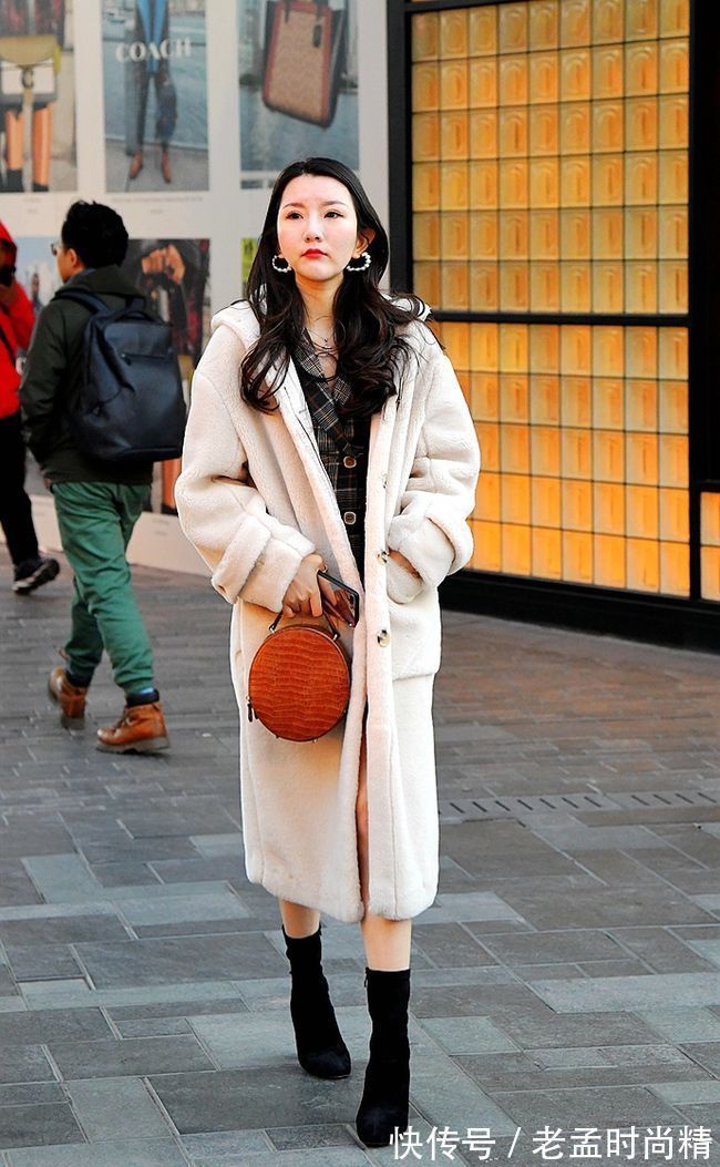 大衣 街拍:美女演绎短靴配大衣,款款漂亮