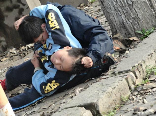 母亲|“儿子的脸被同学抓破相”,这位母亲的做法,连老师都赞叹不已