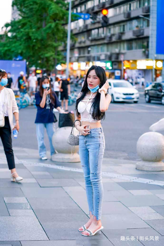 小姐姐真会穿!蕾丝“眼镜”衣直接穿出门,搭配牛仔裤真个性!