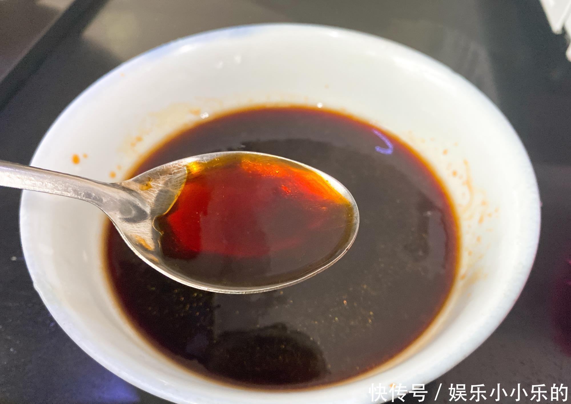 炒糖色到底是用油还是水?大厨教你,好多人都做错,难怪又黑又苦