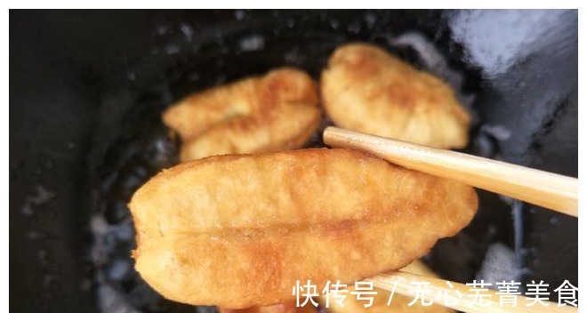 炸油条|想吃油条不用买,在家10分钟就炸好,香酥蓬松,做法配方教给你!
