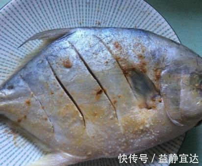 吃法|炖鱼时,别只放料酒,多加“2种料”,鱼肉鲜嫩入味,腥味全无