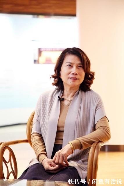 搭配|董明珠越老越时髦,穿开衫配渔夫帽气质变温柔,走路依然是霸总范