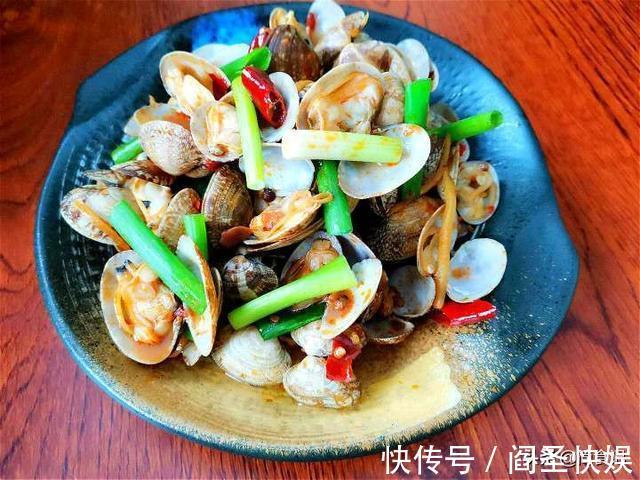 炒花蛤时，有人焯水，有人直接炒，大厨：都不对，教你正确做法