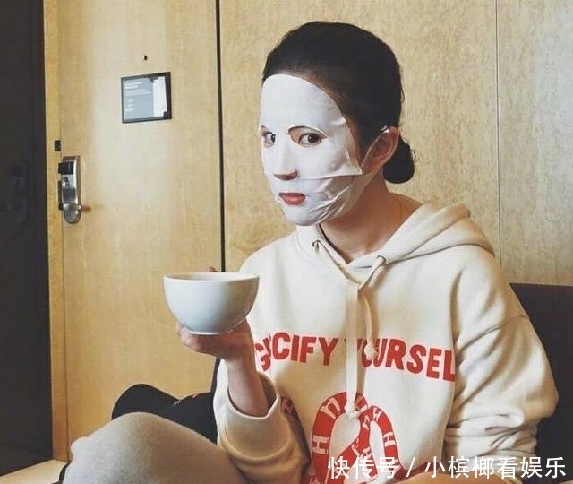 姑娘们|女生敷面膜时,尽量少犯这3个“错误”!不然毛孔容易变大