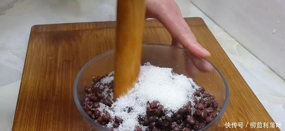 用红豆来做个红豆卷,外酥里嫩,入口香甜,家里孩子超爱吃