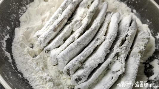 干炸带鱼,直接拍粉炸就错了,难怪腥气不好吃,大厨这样做才对