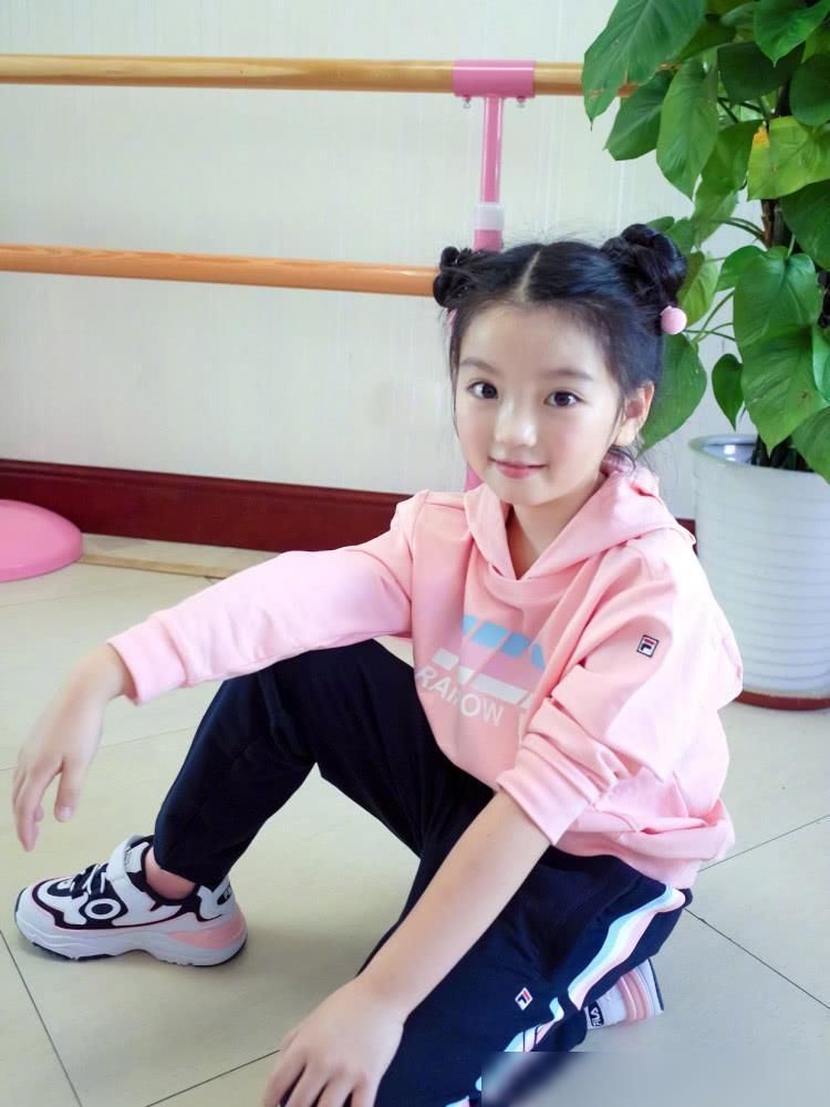 工具人|“我要賺錢養(yǎng)弟弟”，4歲的阿拉蕾被過度消費(fèi)，如今長成了這樣