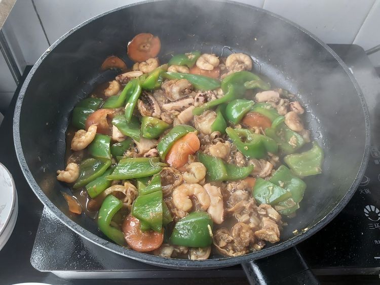 家常青椒炒海杂拌，炒一炒就上桌，味道太赞了，家人抢着吃