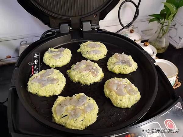 鲜香|末伏烙饼吃，将这食材擦丝加粉再加点虾仁，煎一煎软糯鲜香，赞