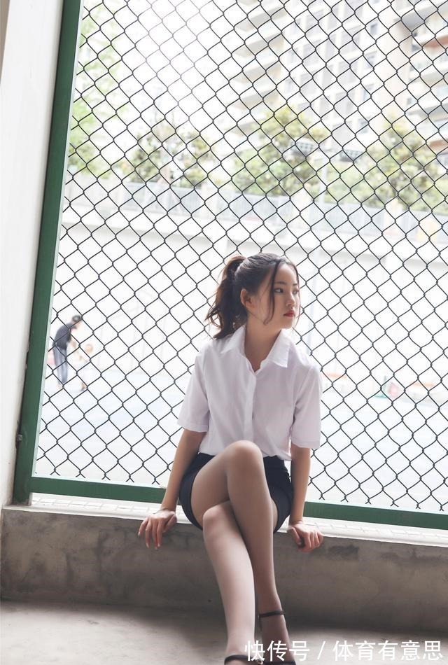 短裙 冷白色的短袖衬衫,搭配黑色的短裙十分的干练,日常上班都可以!