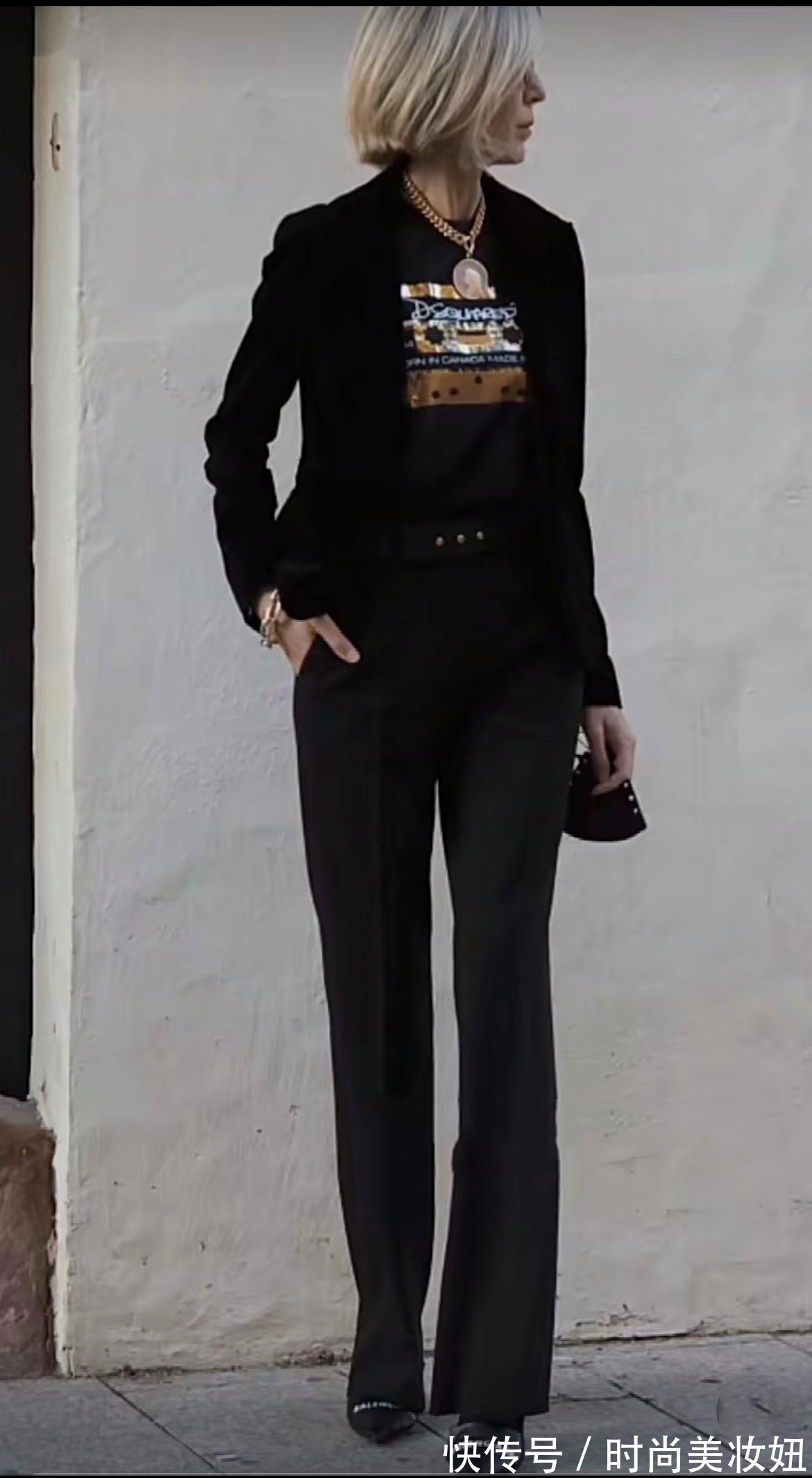 浅色系|女人无论多大年纪,穿衣都要精致高级,看50岁的她气质出众