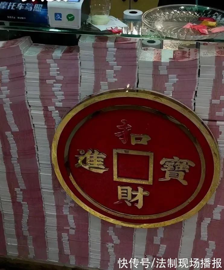 柜台|长沙一餐厅柜台摆放1400万现金玻璃都是防弹的，网友:老板啥意思 播报文章