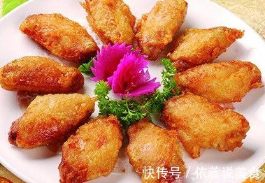 回娘家吃饭,妈妈拿出了拿手的鸡翅做法,老公非要妈妈教着做