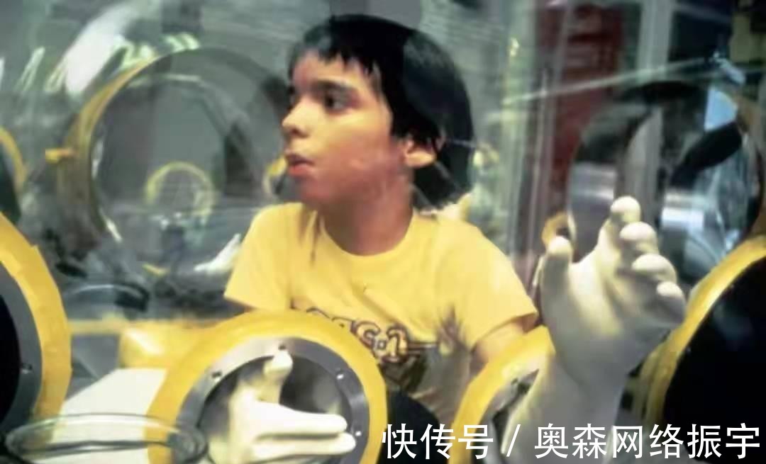 死亡|12岁才走出隔离罩的“泡泡男孩”,在死亡前第一次和妈妈拥抱