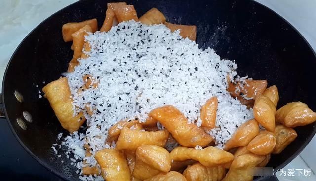 油条不要直接油炸了，锅里一炒，做出特色小零食，出锅孩子都爱吃