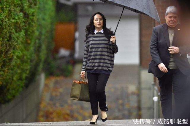 得体|孟晚舟的衣品令人折服,优雅气质得体穿搭,电子脚铐都变装饰品