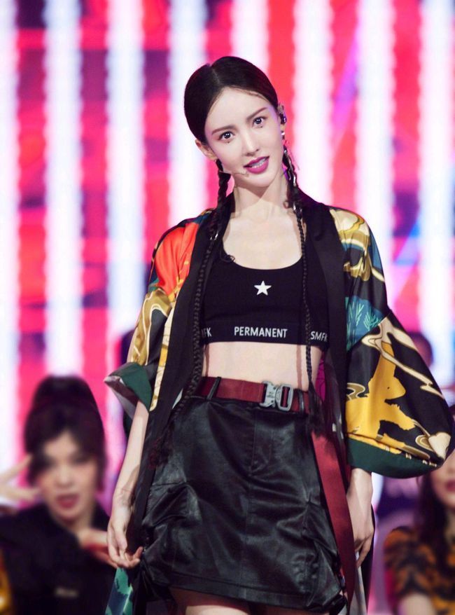 时髦|被她的穿搭给惊艳到了,身穿风衣配A字短裙,霸气又时髦