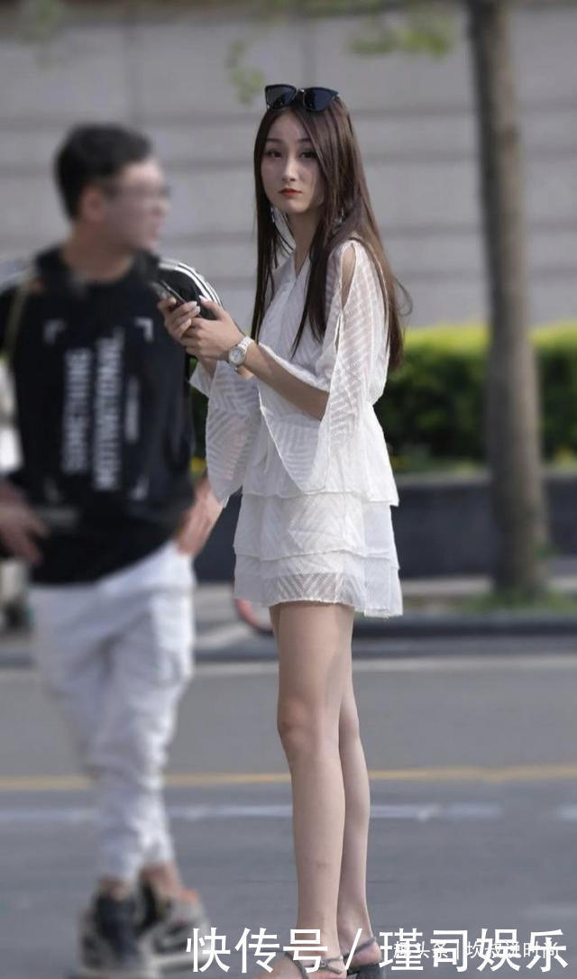 连衣裙会给|精致雪纺连衣裙,搭配灰色精致凉鞋,简约风格显得精致又优雅