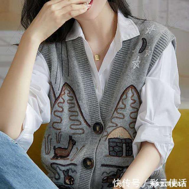 今年流行这“早秋马甲”，显瘦洋气，连背影都美爆了，太美了