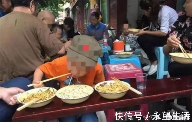 母子|母子俩点3碗面,刚出门,老板叹气这妈妈以后连养老院都没得住