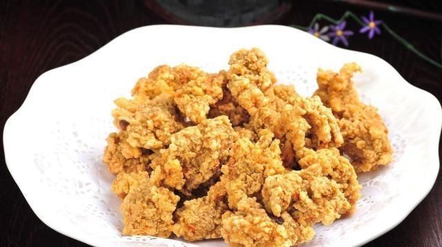 炸酥肉时，最忌讳直接下锅炸，多加两步，酥肉外酥里嫩更好吃