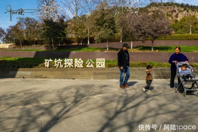 这个废弃的矿坑，周围种满油菜花，摇身一变成为杭州踏青的好去处