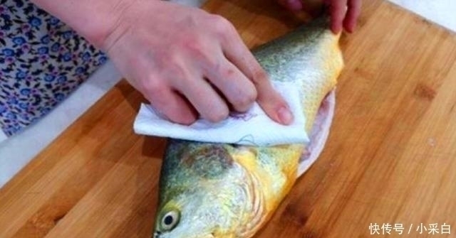 鱼皮|不管煎啥鱼，直接下锅就“废了”，掌握3个妙招，鱼肉不腥不破皮