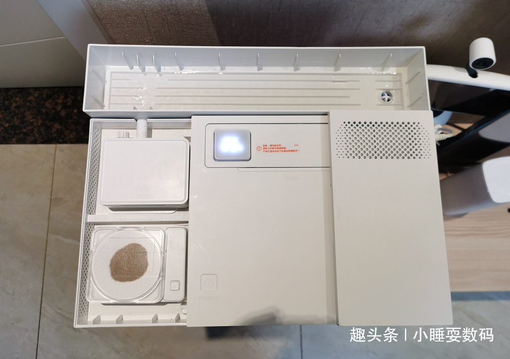 哪种鱼缸更适合养鱼画法几何AI智能鱼缸，水质监测还能自动喂食