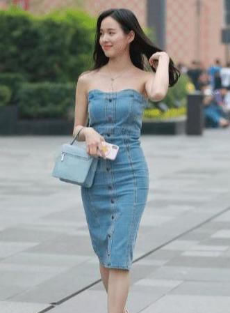 肩上|街拍显瘦又性感的一字肩上搭配紧身牛仔裤,简洁干练女人味十足