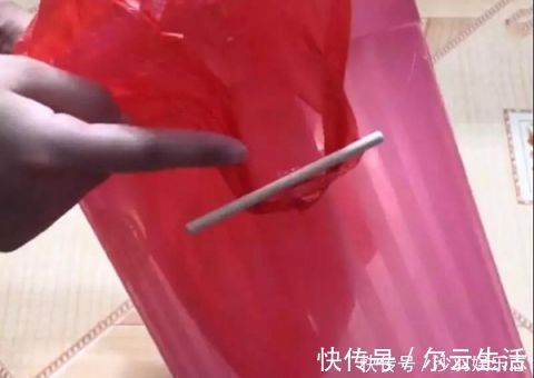 垃圾桶上放一根筷子，真是太聪明了，可惜好多人不懂，学会太棒了