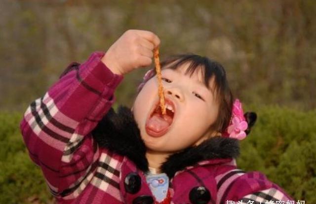 膨化食品|医生提醒这东西给娃吃一口，相当于吃了5个“塑料袋”，别喂了