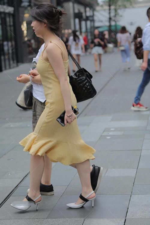黄色|简单大气的黄色针织裙,凸显自信的同时,更显皮肤白皙