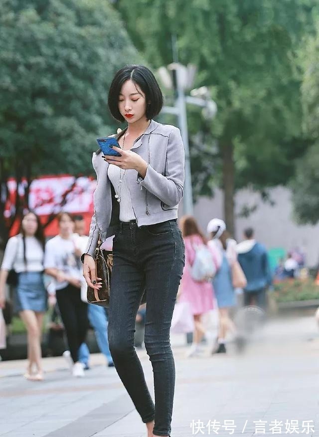 小姐姐 美女修身旗袍搭配一双黑色尖头的高跟鞋,很有气质的时尚范儿