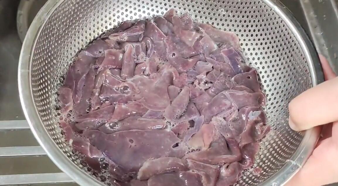 芹菜|炒猪肝好多人都做错了，教你一个小诀窍，香嫩入味全家都爱吃