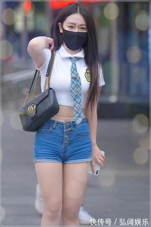 T恤 小姐姐穿白色学院风T恤,搭配短款牛仔裤,清新自然青春靓丽