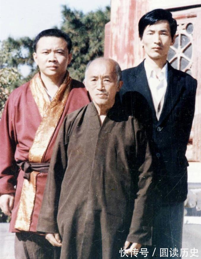 武僧们|少林寺的“海灯法师”,77岁二指禅倒立成名,圆寂后徒弟道出真相