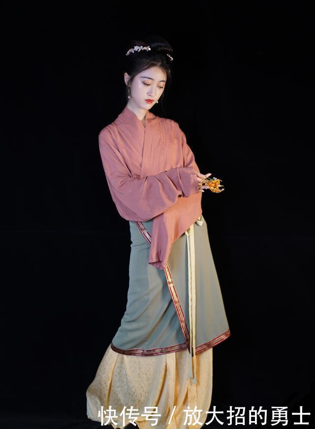 汉服|小姐姐“叠穿”汉服太惹眼,网友你是不是刚从壁画里出来