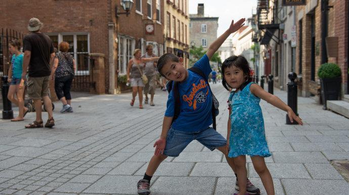 爸爸妈妈|“二郎腿姐姐”走红,网友开玩笑:弟弟原是少爷命却成了“仆人”