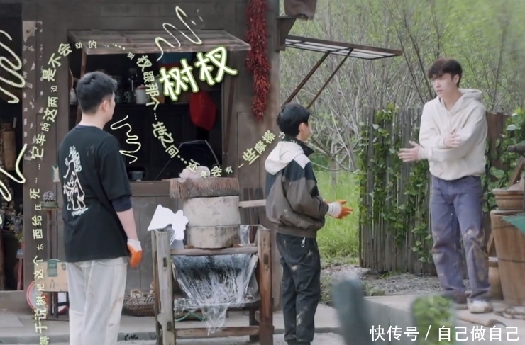 干活 张艺兴用十字架运树苗,李诞觉得可笑,何炅的操作很圈粉